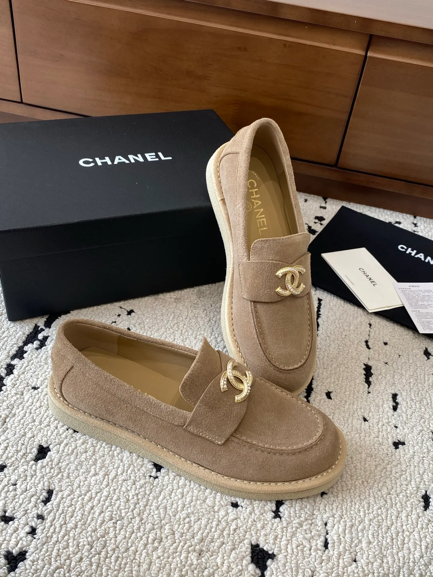 👟👟Ex-factory price 620👟👟Higher version 🍀2025 autumn and winter new Chanel Chanel entrance hardware buckle, Loaf lazy shoes, can be worn all year round. No matter when you wear it, it is very high-end and durable. Go shopping and attract attention on the street! Easily travel between commuting and leisure occasions, and become a carefree fashionable and elegant woman ~ Upper: cowhide/cow nubuck leather/open edge beads Inner: lambskin Sole: Italian raw rubber outsole leather strip Code number: 35-39 (40/41 customized, non-refundable and non-exchangeable 👉 Buy now👉 Buy now👉 Buy now👉
